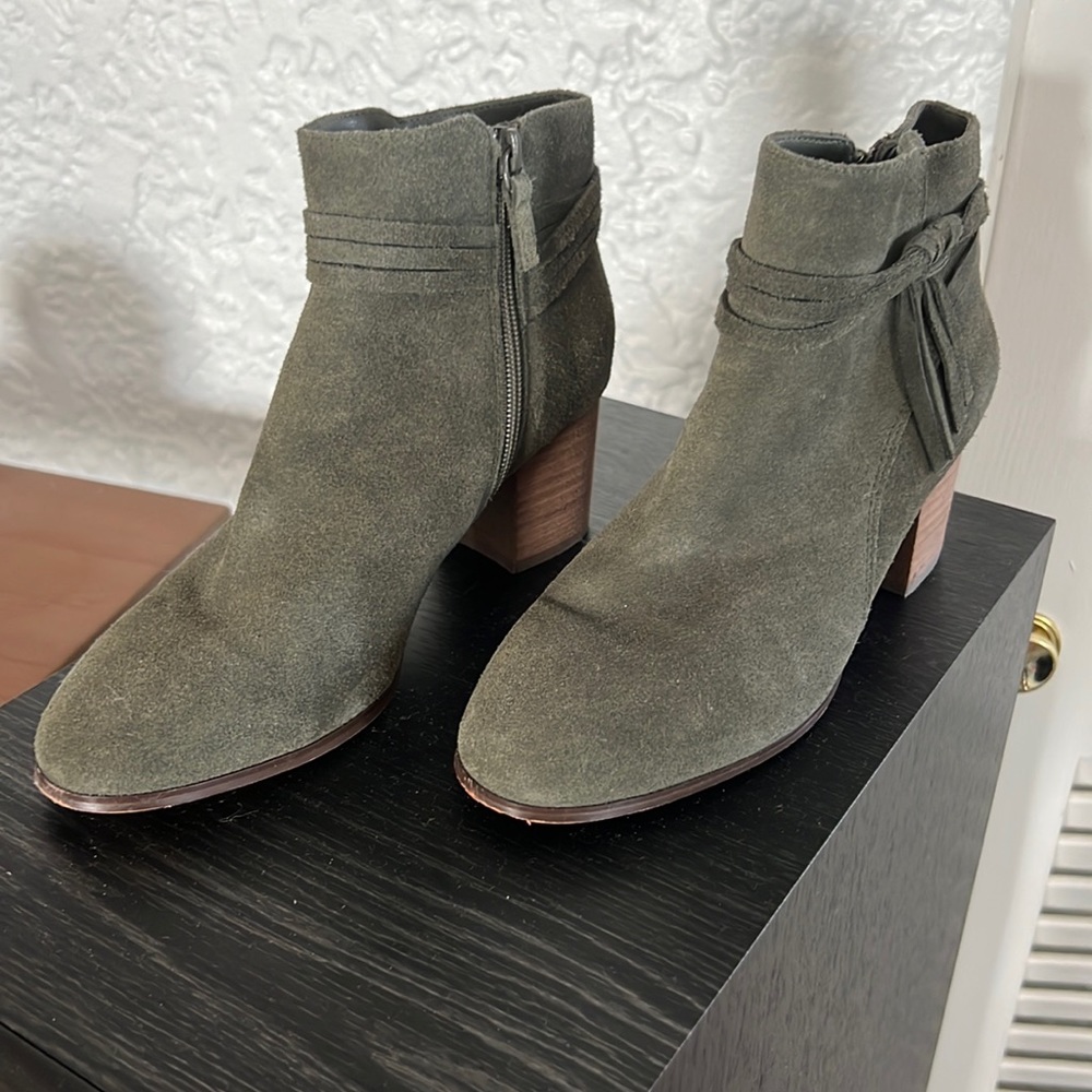 Violet & Red Jenna Suede Bootie 7.5 olive green heeled booties ankle boots new